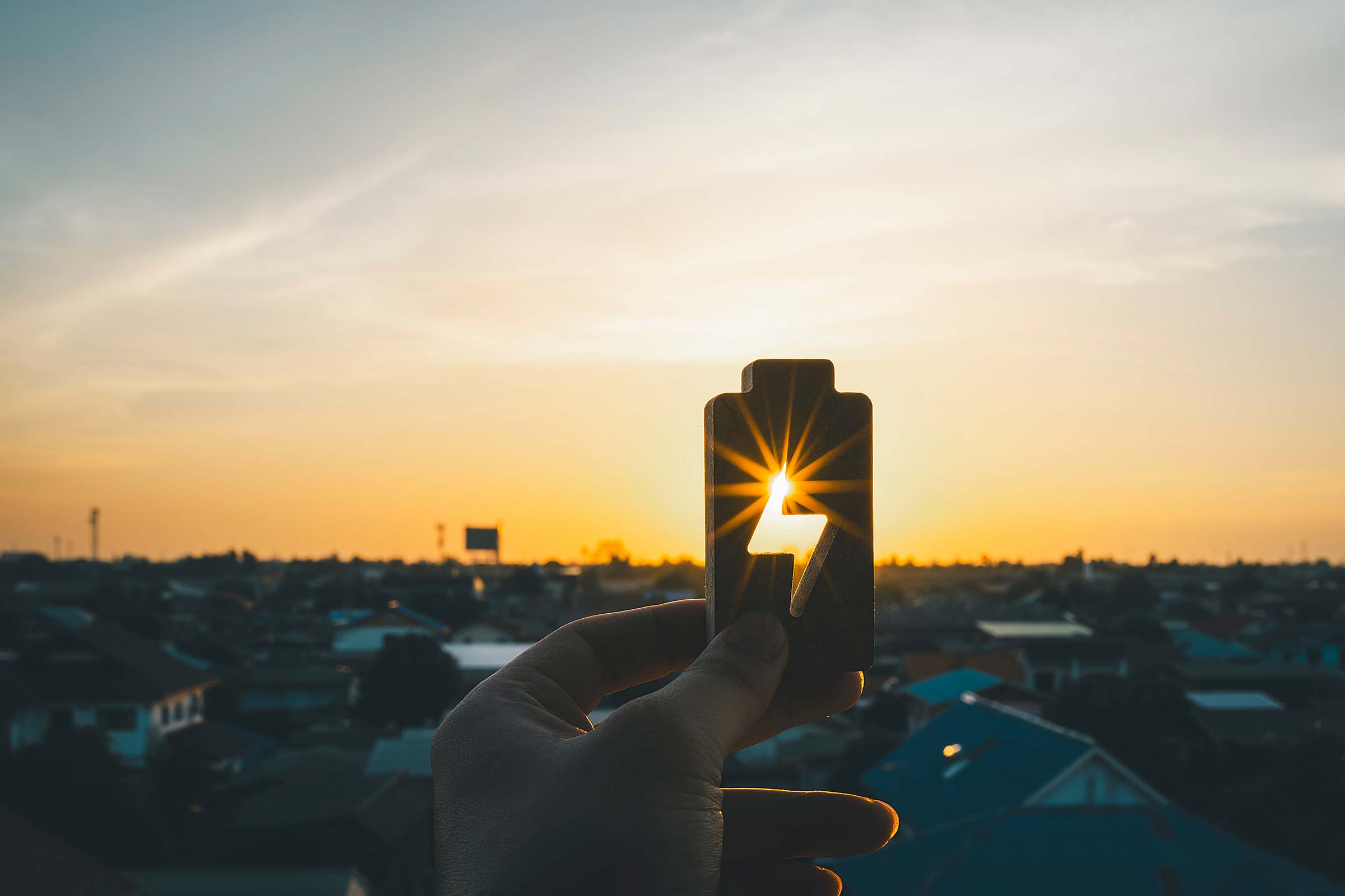 Energiespeicher – Solarstrom Tag und Nacht nutzen Hauskraftwerke und Energiespeicher, Sonne mit Akkusymbol